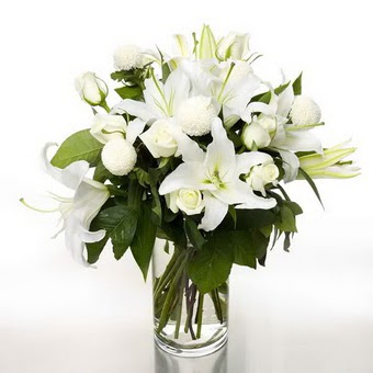  Eskişehir çiçek gönderme sitemiz güvenlidir  1 dal cazablanca 7 adet beyaz gül vazosu
