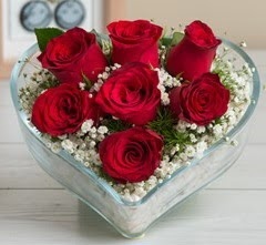 Kalp içerisinde 7 adet kırmızı gül  Eskişehir çiçek gönderme sitemiz güvenlidir 